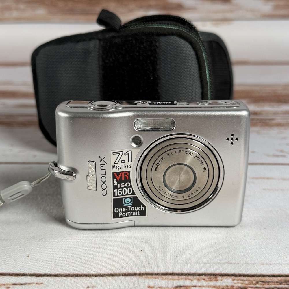 Nikon Coolpix L12 Digital Camera Silver Repairs Parts Frozen Lens As-Is Used
